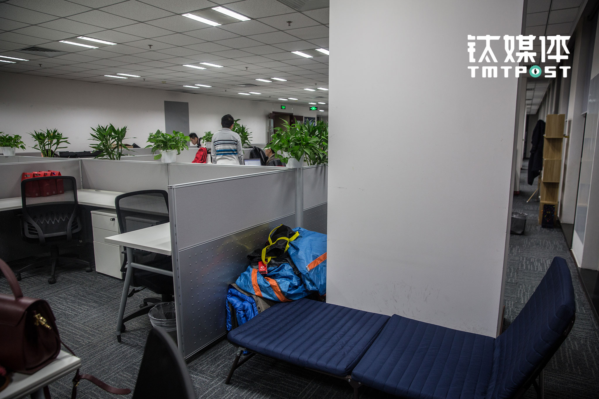 京东无人机和无人车团队同属于京东X事业部，双十一临近，事业部办公室为加班员工准备了帐篷、睡袋等休息用具。“我们的想法还需要时间去验证，包括技术的可行性和方案的可靠性”，张潮乐在其中，他希望“如果有一天大家在路上看到京东无人配送车，能够对它多一份宽容。”