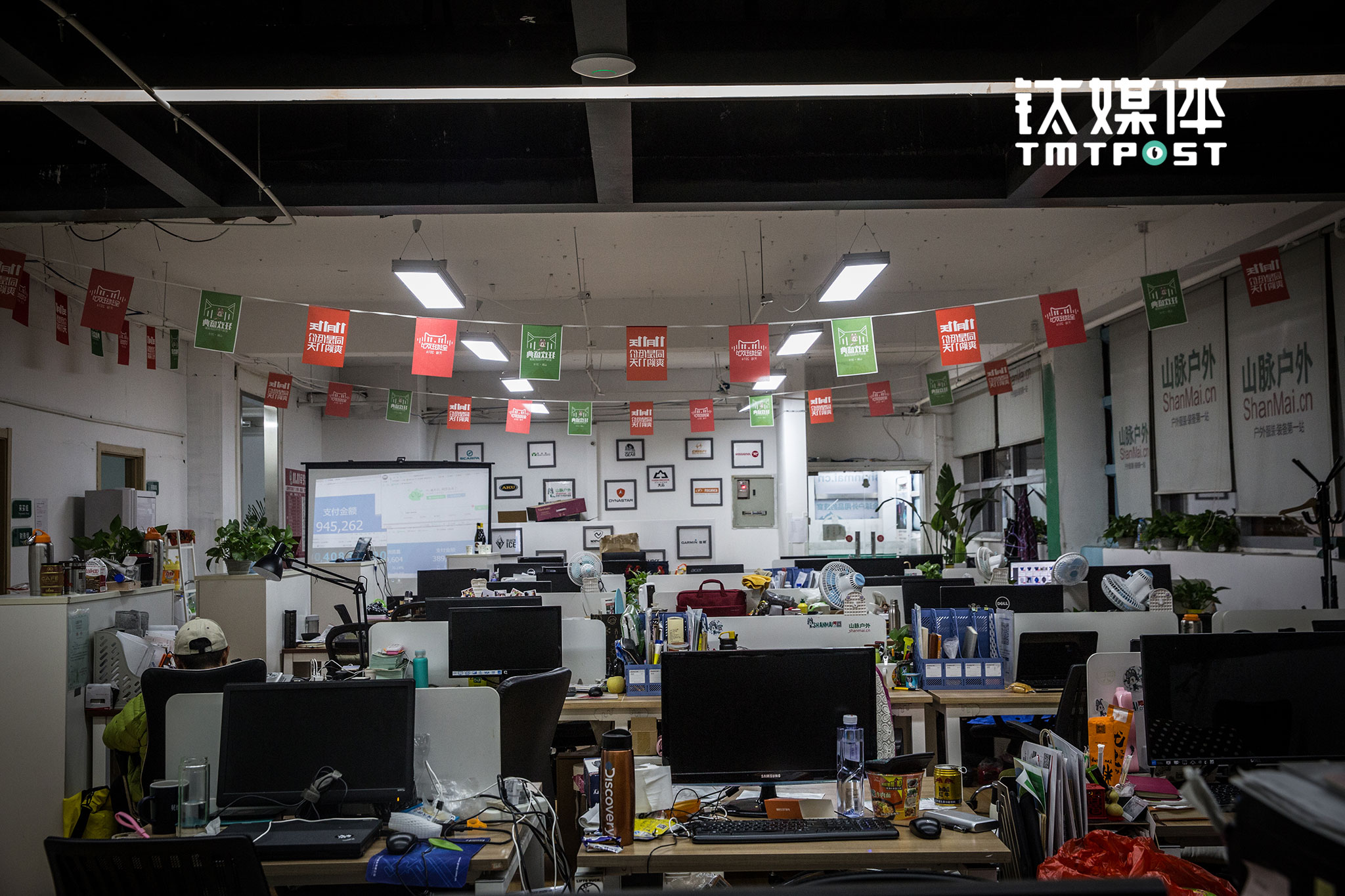 完成各自工作后，加班的员工陆续离开。“前几次都是等到100万才走，今年忽然这么慢了，很难不让我等到100万再回去”，高伟娥说，提前预售消耗订单以及用户对双十一购物规律的掌握，都是破100万放缓的原因。“很多人知道，真正库存少又难抢到的商品他熬夜也很难抢到，一般商品在11号白天正常时间也能买到，所以没必要非要在凌晨熬夜来买”。