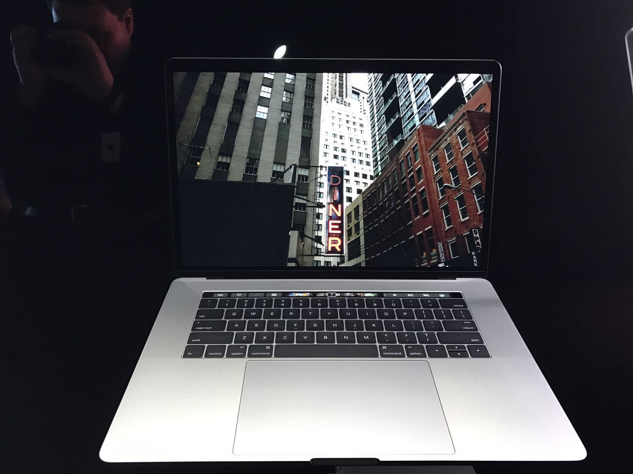 供货量跟不上，13英寸新MacBook Pro被迫发货延长|11月3日坏消息榜