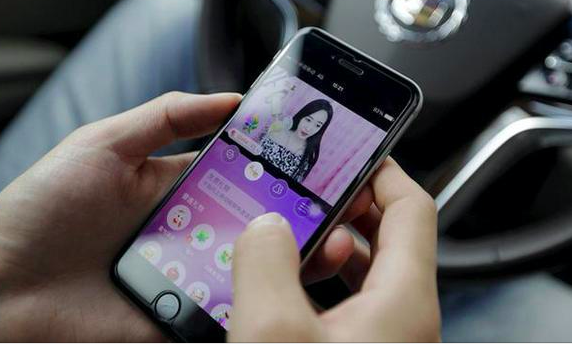 年入百万的网红主播，与那些隐藏在身后的未知与彷徨