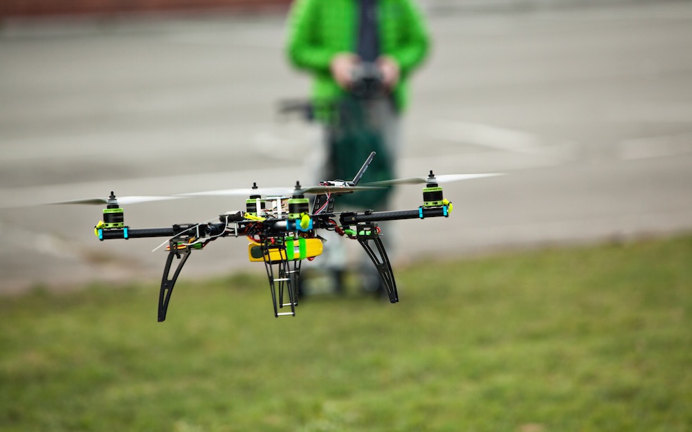 无人机驾驶员考证费用过万元，还要掌握一定的数理知识