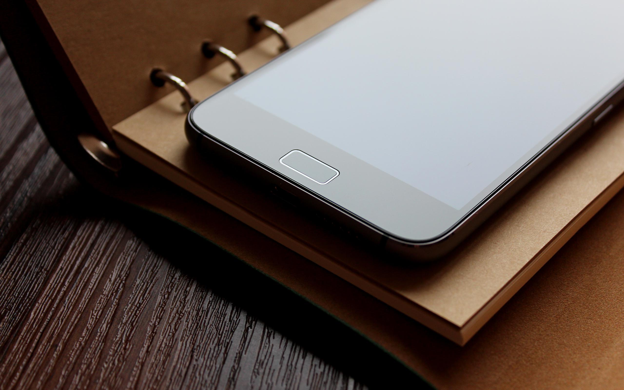 小米挖开了千元机的坑，一起陪跳的友商还能重新战回中高端市场吗？