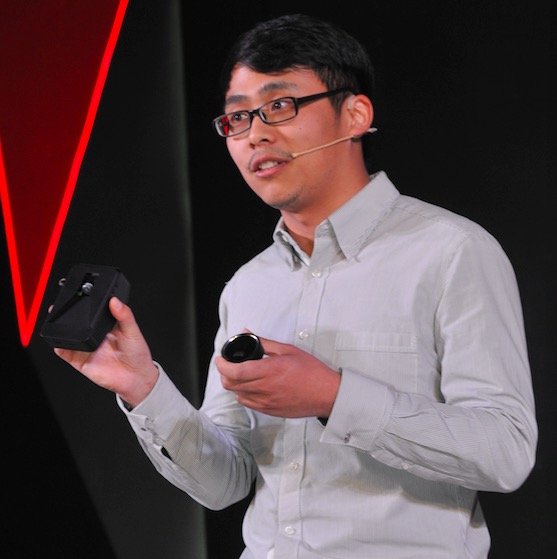 minieye创始人刘国清展示产品样机