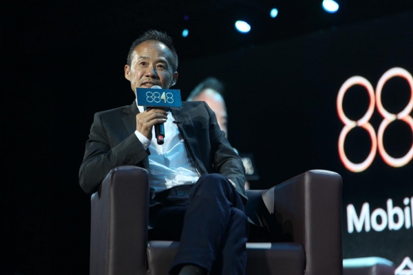 从背背佳到8848手机，它们的幕后推手已经“霸屏”了18年