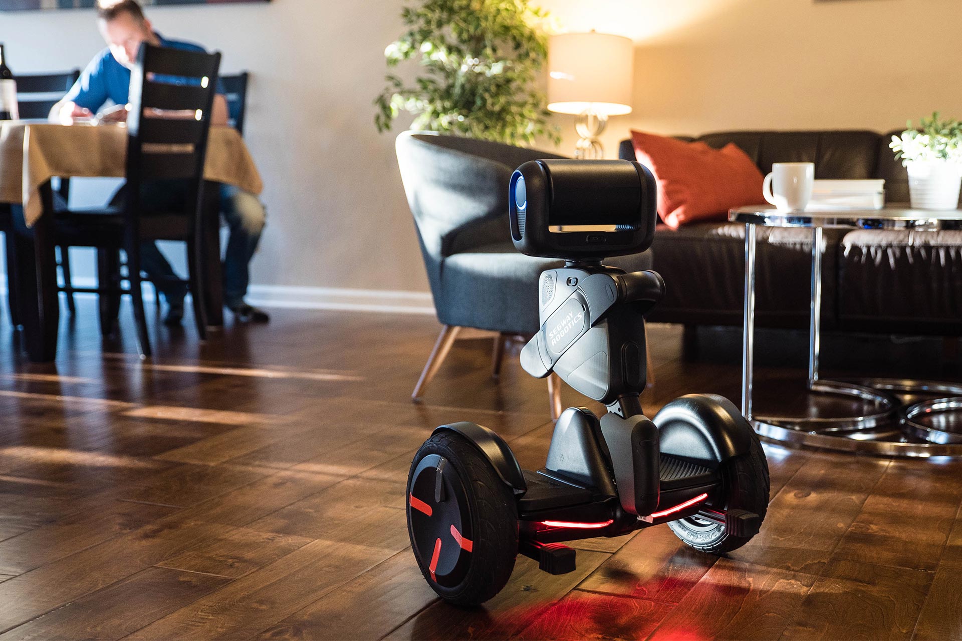 Segway概念机器人“上岗”，首先扮演了宝马泊车助理的角色