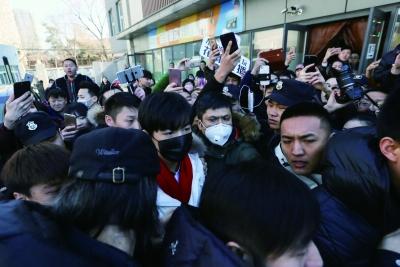 明星艺考症候群：窥私的路人、焦虑的媒体和公关化的粉丝