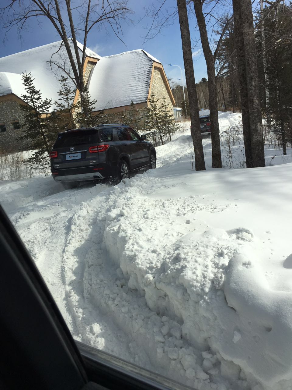 CS95经过深积雪路面