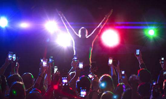 《人民日报》、央视也跳进直播红海，清流型能拼过网红脸吗？