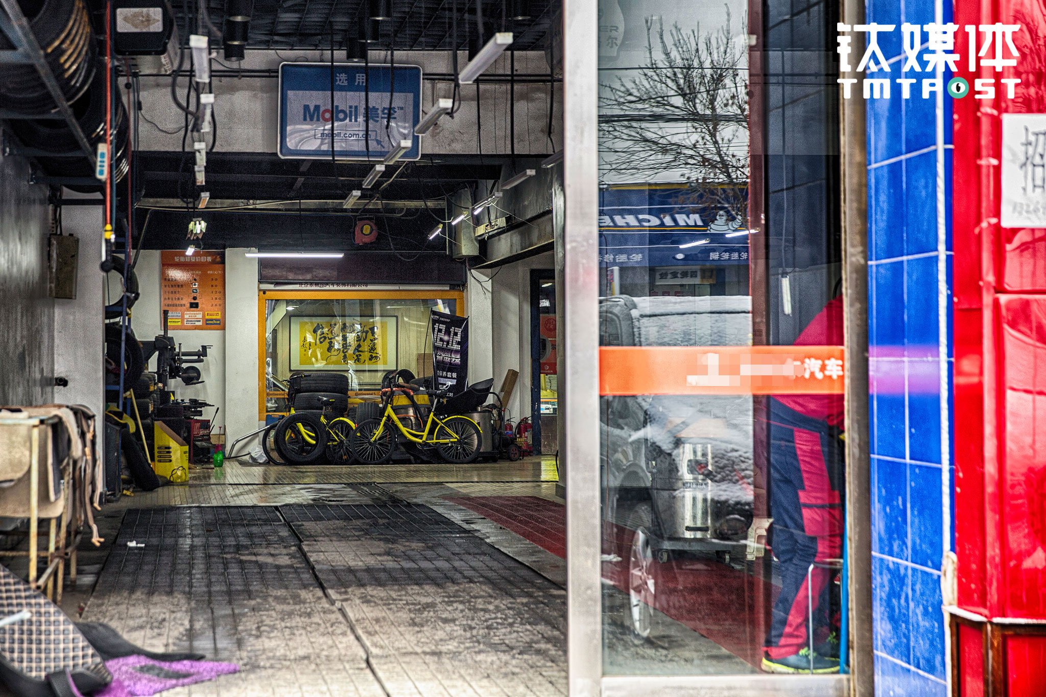 除了私自加锁，也有一些人干脆把车搬回家或者放到自己的私人区域。朝阳区一家洗车店内，店员为了自己使用方便，将两辆ofo搬进店内。