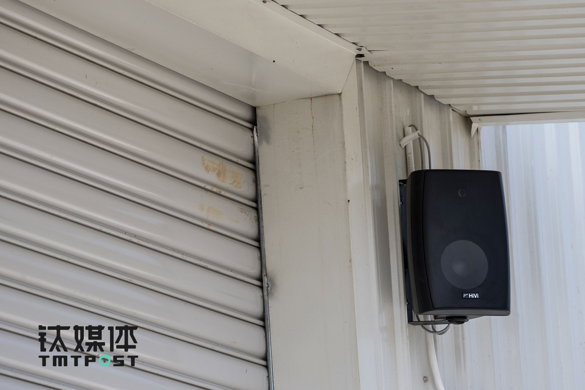 味央猪场全场WiFi覆盖，猪舍内外也都安装了音响，分不同时段播放着来自网易云音乐《网易味央黑猪宇宙大碟》中的不同乐曲。《宇宙大碟》中包含了&ldquo;起床旋律&rdquo;、&ldquo;吃饭进行曲&rdquo;、&ldquo;哺育之歌&rdquo;、&ldquo;睡觉摇篮曲&rdquo;、&ldquo;猪猪双双把家还&rdquo;等，猪场希望通过音乐帮助猪群保持天性，放松心情。