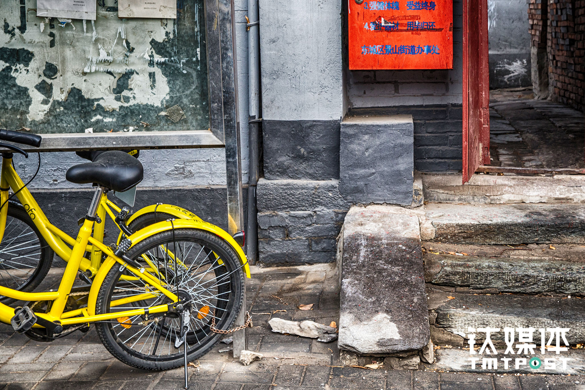 历时两个月吐血拍摄，我们记录了城市街头的单车“混战”丨钛媒体影像《在线》48期