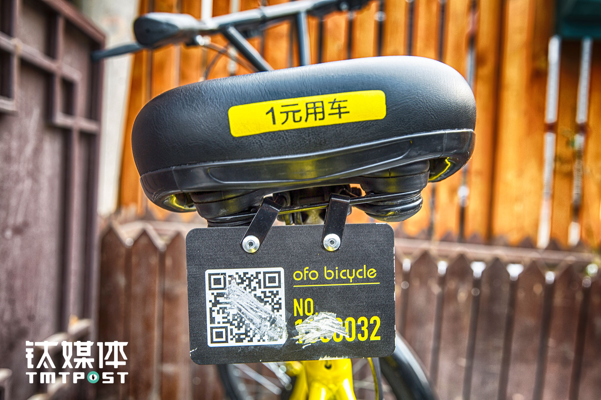 2月22日，北京府右街一个胡同内，二维码和编号牌被恶意涂损的ofo，当天这里集中放置了至少5台出现类似情况的ofo。