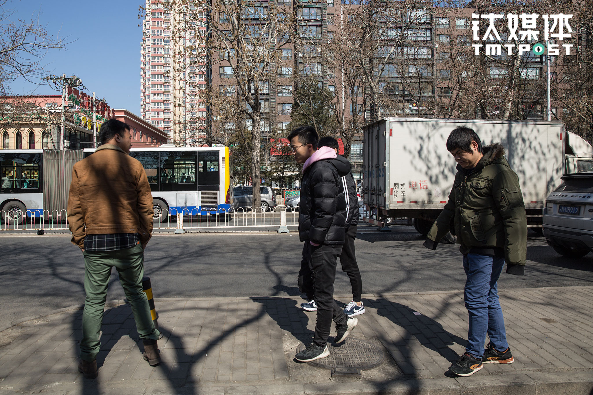 销售下滑正在吞噬店铺前几年的累积。2015年，石头认为生意的增长可以赶上北京房价的上涨，那样过再经营两年，就可以靠自己赚来的在北京比较好的地段买套房子，&ldquo;那时候觉得年纪轻轻的，难道挣了点钱就来投资房子，不想着干点事业？&rdquo;所以他把钱都拿来投入创业，&ldquo;感觉这两年白干了，早知道2015年借点钱加上自己本钱买套房。&rdquo;石头虽有这个念头，却仍然相信团队可以熬过这一关，&ldquo;只要人在，把握好了，跟上淘宝的队伍，风格更加鲜明，保证不亏损的基础上累积一点资金，提升运营水平和店面形象，加大广告投入，搏一搏还是有机会的，但如果没跟上市场脚步会被淘汰关门&rdquo;。