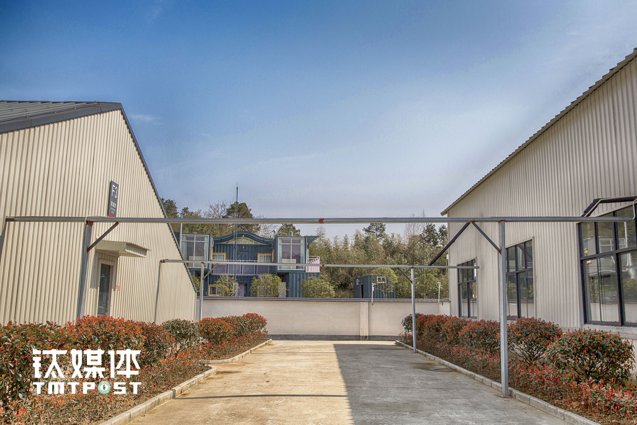 液态猪粮配置房（右）通过液态猪粮饲喂系统的管道连接着育成舍（左）。味央的黑猪食用猪场自己配置的液态饲料，里面除了常规的玉米、大豆等粮食，还加入了青绿饲料、农副产品等，以便猪群消化吸收，减少呼吸道疾病隐患。液态猪粮饲喂系统每天按照程序自动配比原料，饲喂时还可以精确控制每一个栏位的饲喂量。与猪舍一墙之隔，就是部分猪场员工的宿舍。