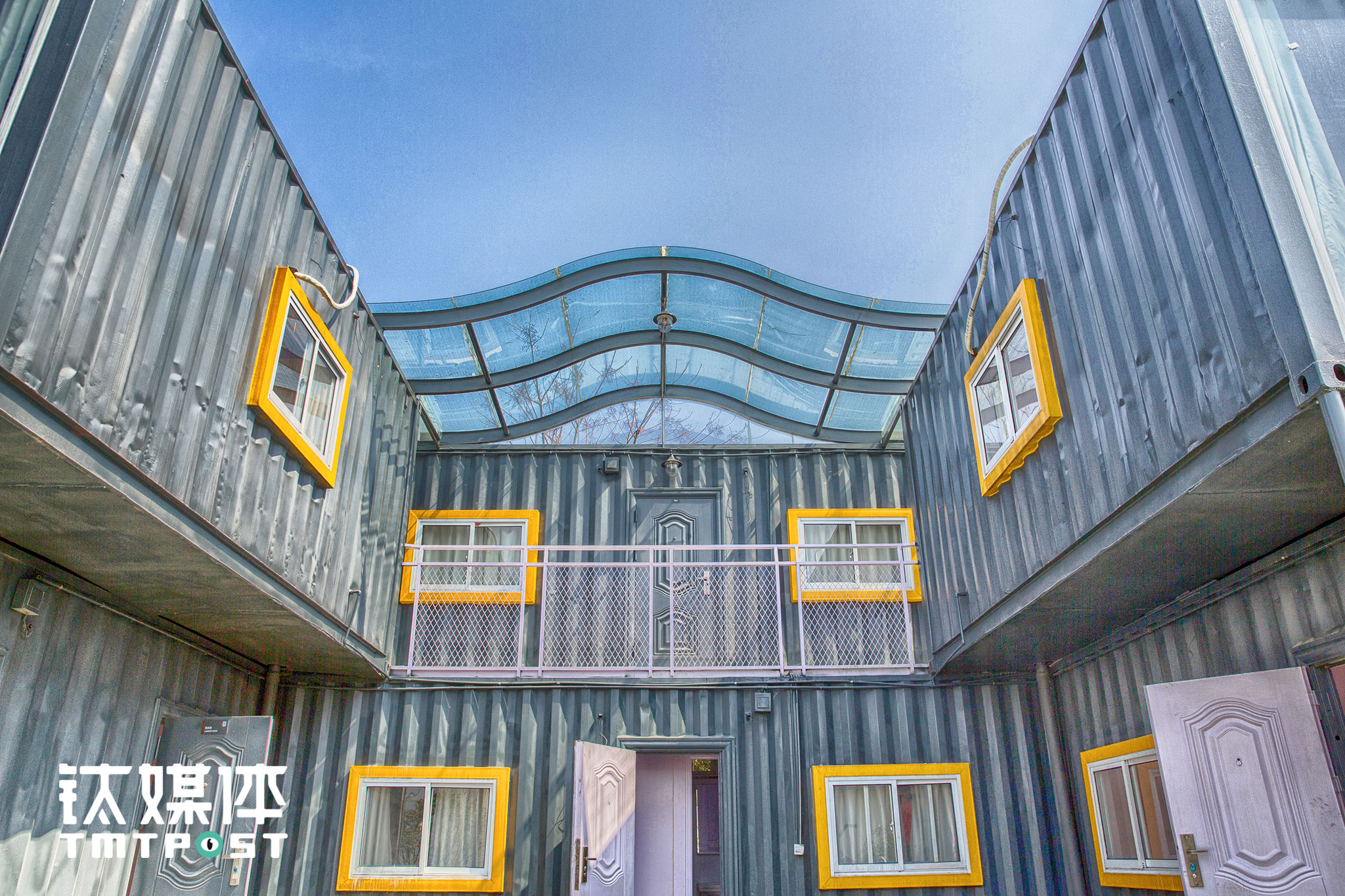 这个被称为模块式居住单元的宿舍由集装箱改造而成。走在网易味央猪场，闻不到传统养猪场那种刺鼻的臭味，住在这个与猪舍仅一墙之隔宿舍的工人，也没有因为异味而被影响正常生活。