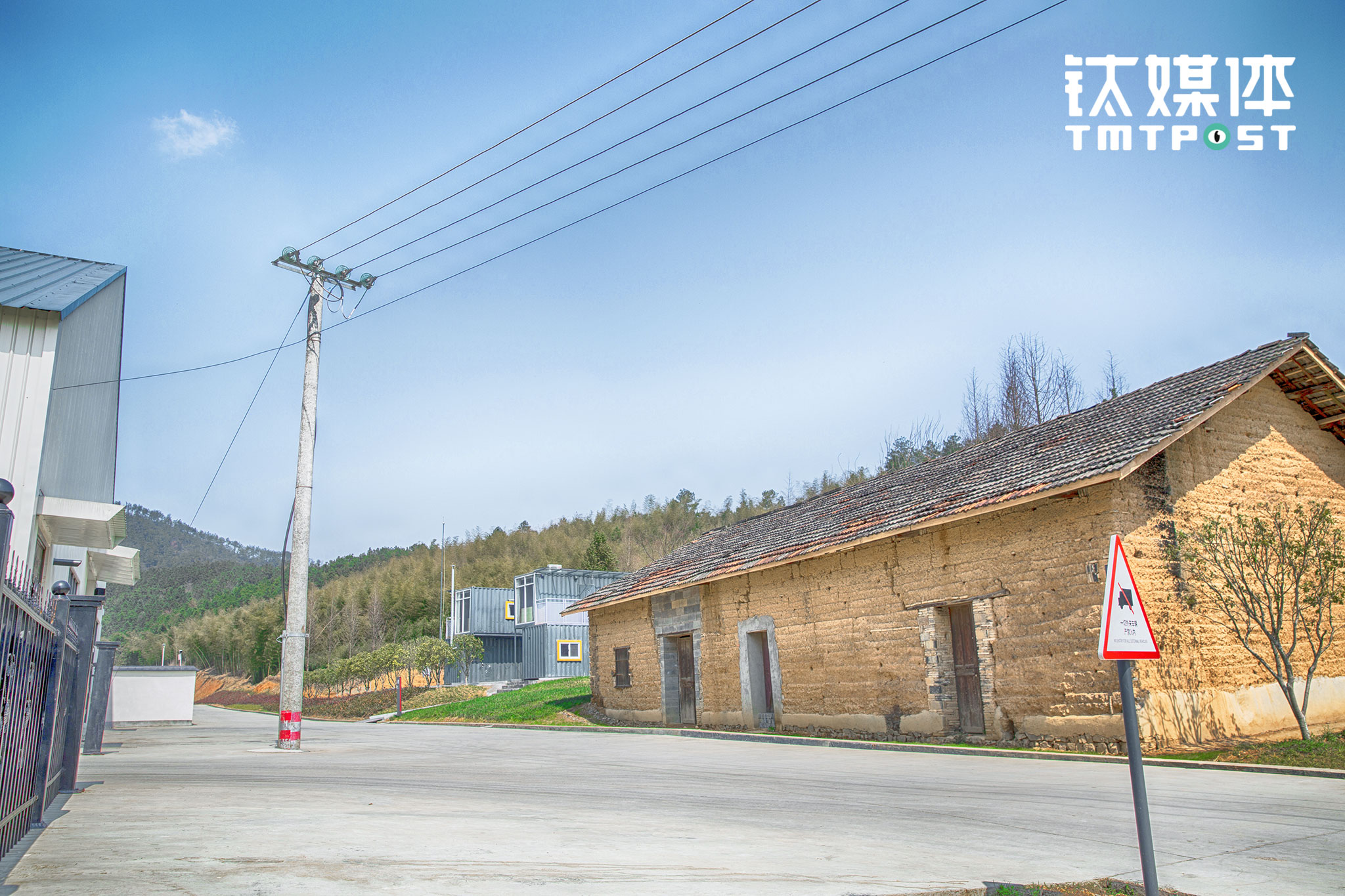 集装箱模块居住单元旁边这座老房子，曾经是这一片山地守林人的住处。味央猪场管理人员告诉钛媒体《在线》，园区开建时特意保留了这座老房子，这里已经规划，准备重新加固做成一个咖啡馆。