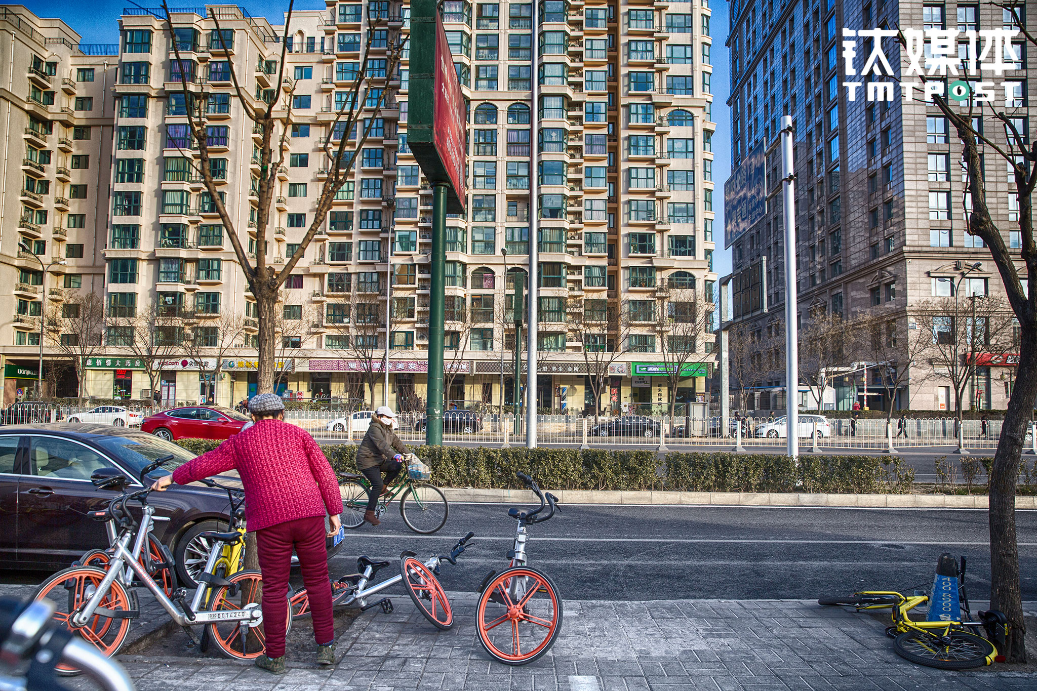 1月10日早高峰，青年路地铁站D出口，地铁停车场一名看管者把挡住停车场入口的ofo和摩拜扔到一边，&ldquo;天天地乱停，只管自己舒坦&rdquo;，她边扔车边说。
