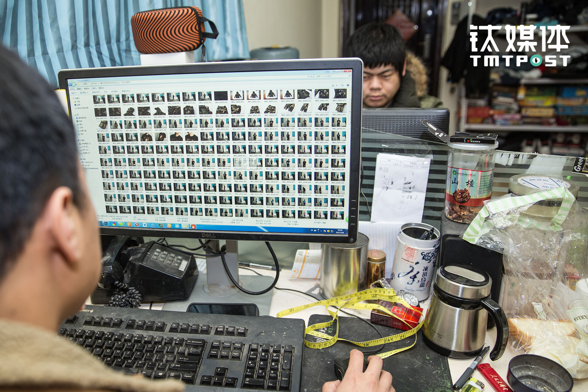 大冯为店铺更新产品图片，他负责产品拍摄，石头是店里的模特。2月25日，淘宝针对照片、装修出了一些新规则，并按照这些规则重新分配流量，石头的店铺由于不合规则开始重新装修。&ldquo;这段时间发现店里流量突然减半，找了好久原因才发现。&rdquo;失去的那一半免费流量，如果花钱购买，每天起码要花两千块。淘宝变化规则，因为想推有个性和风格的特色店，&ldquo;如果店铺美观程度影响到淘宝形象，就会被主流的免费流量淘汰。&rdquo;但从这些年运营经验来看，石头认为淘宝也有矛盾的地方：&ldquo;一边支持大家打造自己风格，提升用户购物体验，一方面获得流量最多的还是销量最好的店，但销量多的永远是便宜的东西。&rdquo;淘宝店按销售的七个层次分配流量，最高销量的处于五到七层，&ldquo;那里大约15%的卖家可以获取70%的流量。当然这些人也是运营能力最强的。&rdquo;