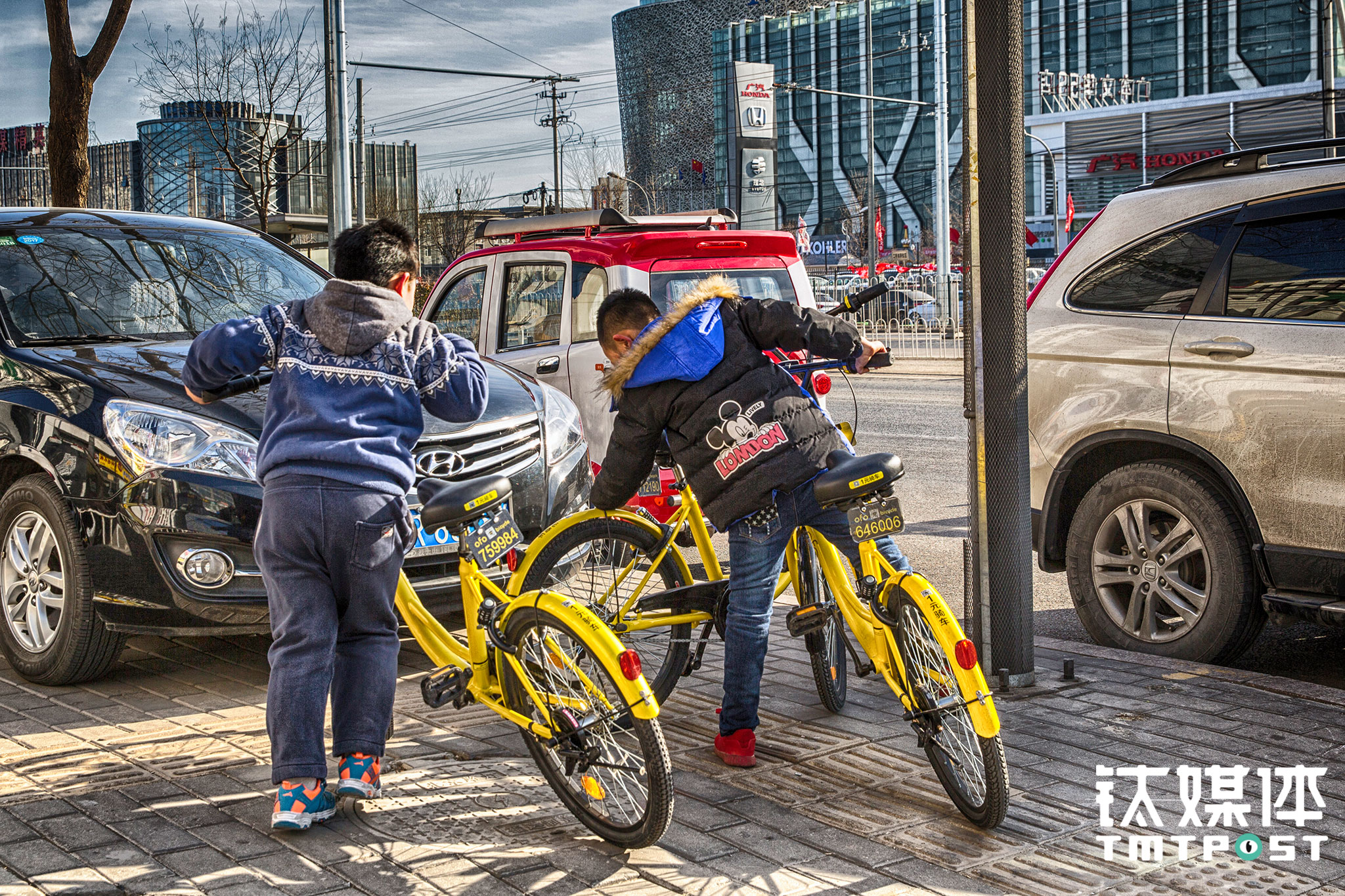 朝阳路，两个小学生尝试打开一辆停在路边ofo的锁，&ldquo;有时候车锁一按就开了，有时候根本就没锁&rdquo;，俩人说，时不时能找可以打开锁的ofo，再骑着&ldquo;逛一逛&rdquo;。根据《道路安全管理条例》，未满十二岁的儿童被禁止在道路上骑自行车。虽然共享单车APP对未满12周岁的注册者进行了限制，但仅此一条似乎难以阻止类似情况的出现，而其背后则是难以忽视的安全问题。