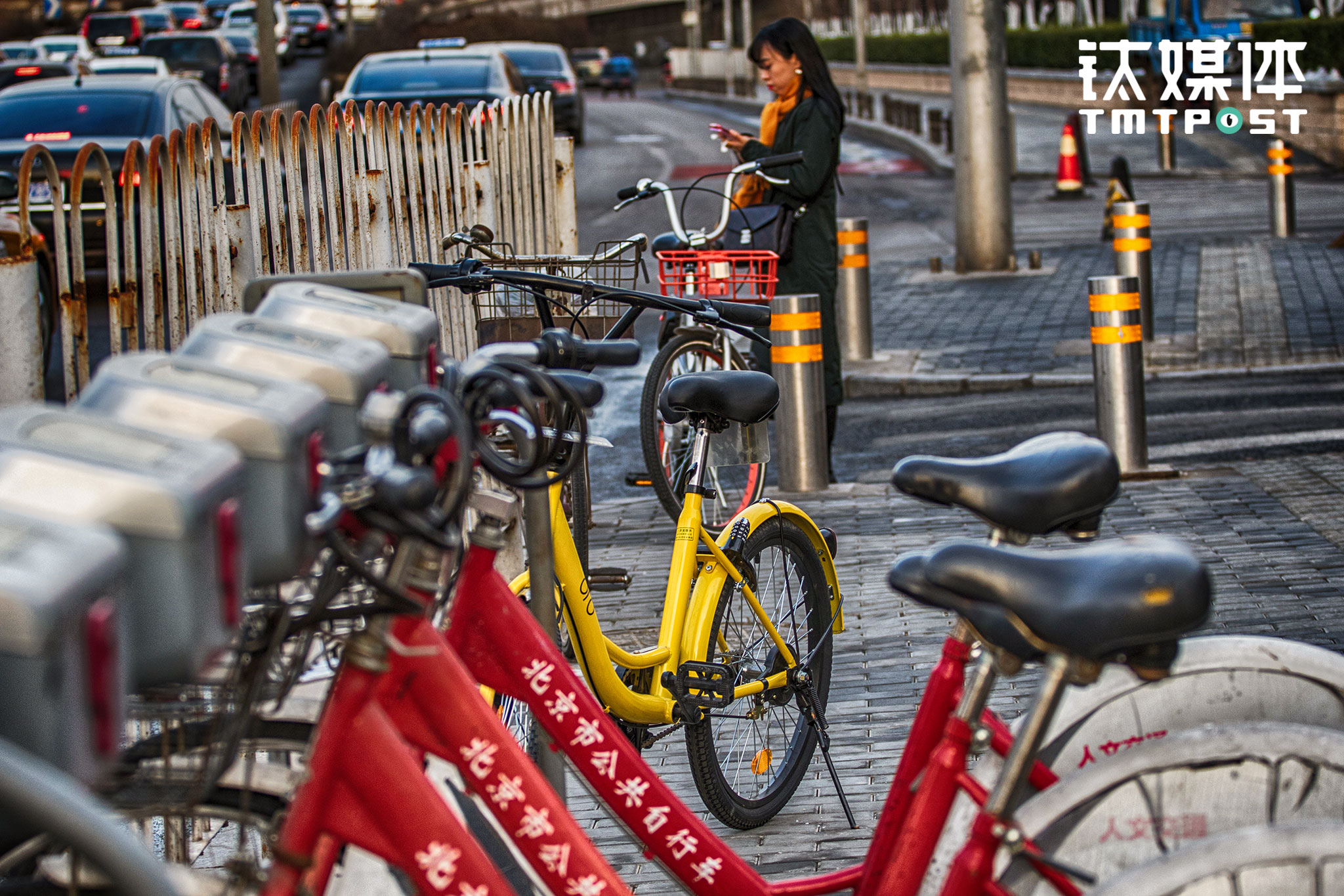 摩拜、ofo等各色单车的&ldquo;街头混战&rdquo;也带动了传统公共自行车的改变，2017年2月初，北京公共自行车APP上线，用户实名认证后可实现&ldquo;芝麻信用、公交卡、押金租车&rdquo;三种方式租车，其中芝麻信用分满600的用户可免押金租车。截止2016年底，北京共投放公共自行车 6.8 万辆，建有租赁站点 2000 个，97%的用户的单次使用时长都在免费使用的一小时之内。