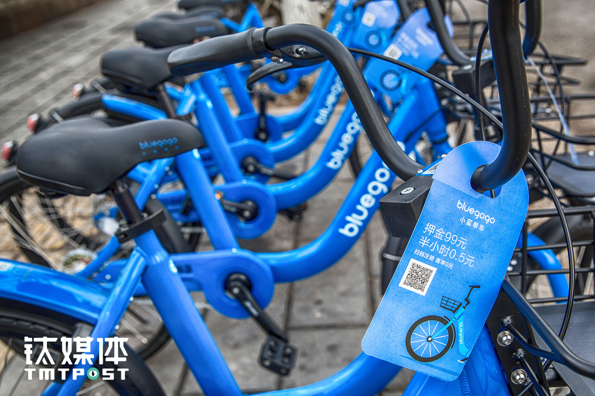 2月21日，小蓝单车正式加入北京市场的共享单车混战。小蓝单车CEO曾表示，最开始，小蓝单车想做电子锁卖给共享单车企业，&ldquo;想以给摩拜代工的方式进入市场，但随着对市场的了解，车辆密度与产品依然还有上升空间，于是选择正面竞争。&rdquo;