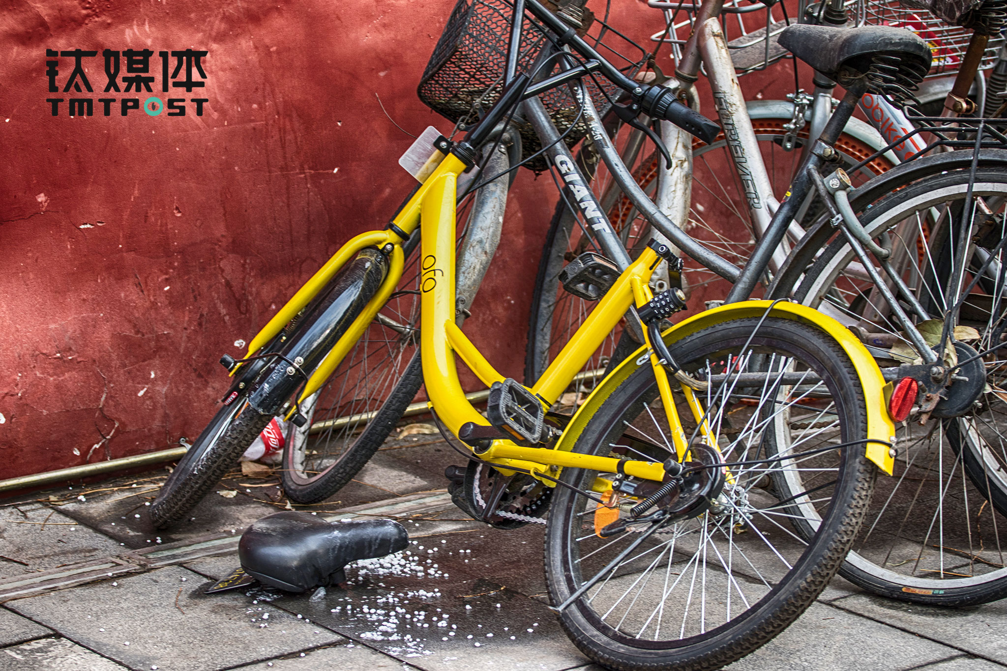 《在线》对于北京共享单车经过超过2个月观察后发现，街头可见的范围内，相比摩拜等品牌，造价相对低廉的ofo，车辆被损坏的情况相对较多。2月22日，北京雍和宫，一辆ofo的座椅被人拧下。