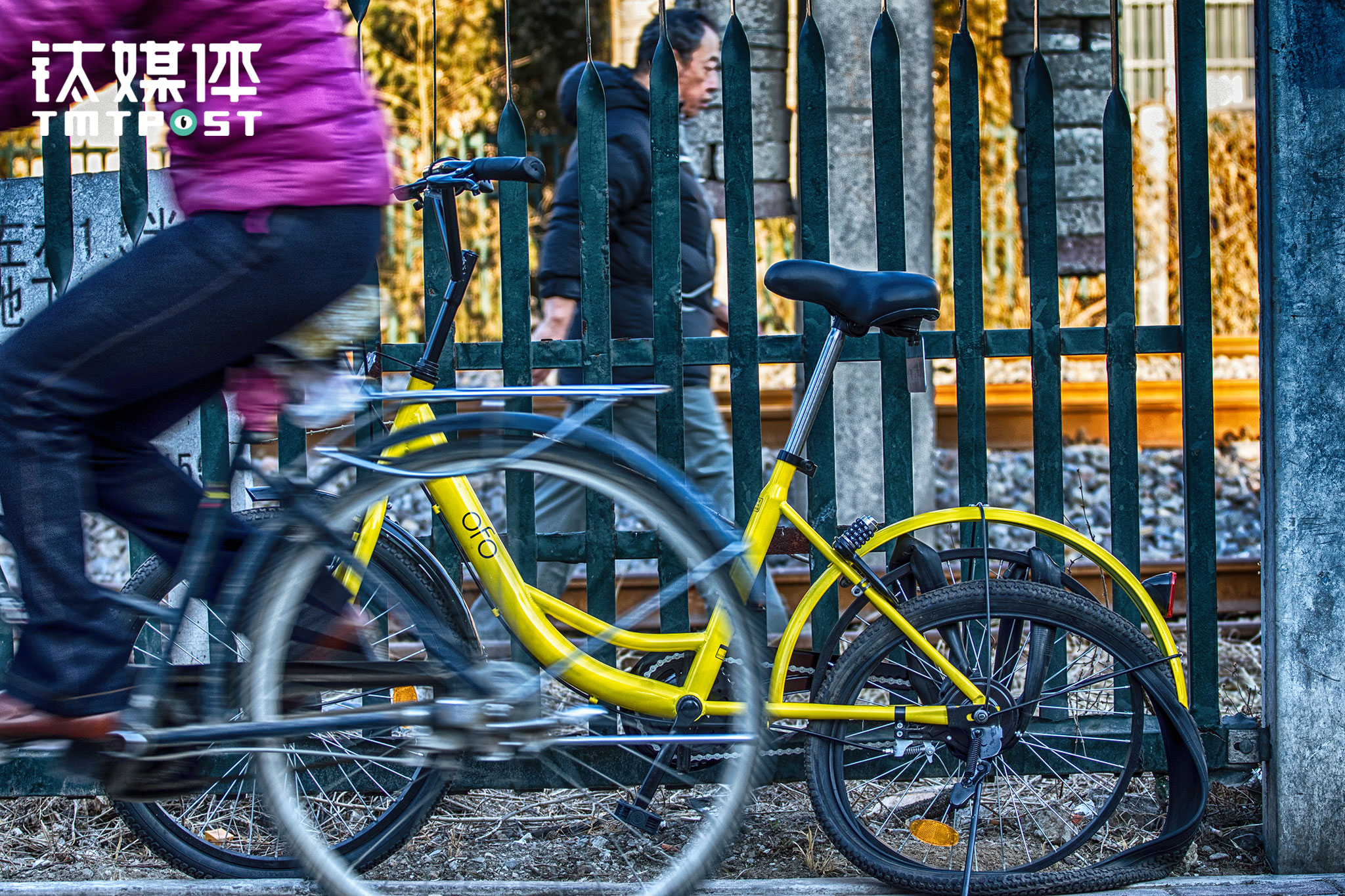 2月24日，北京，京包线铁轨旁边，一辆后轮内胎被掏出的ofo停靠在防护栏上。很明显，这辆车是被蓄意破坏的。