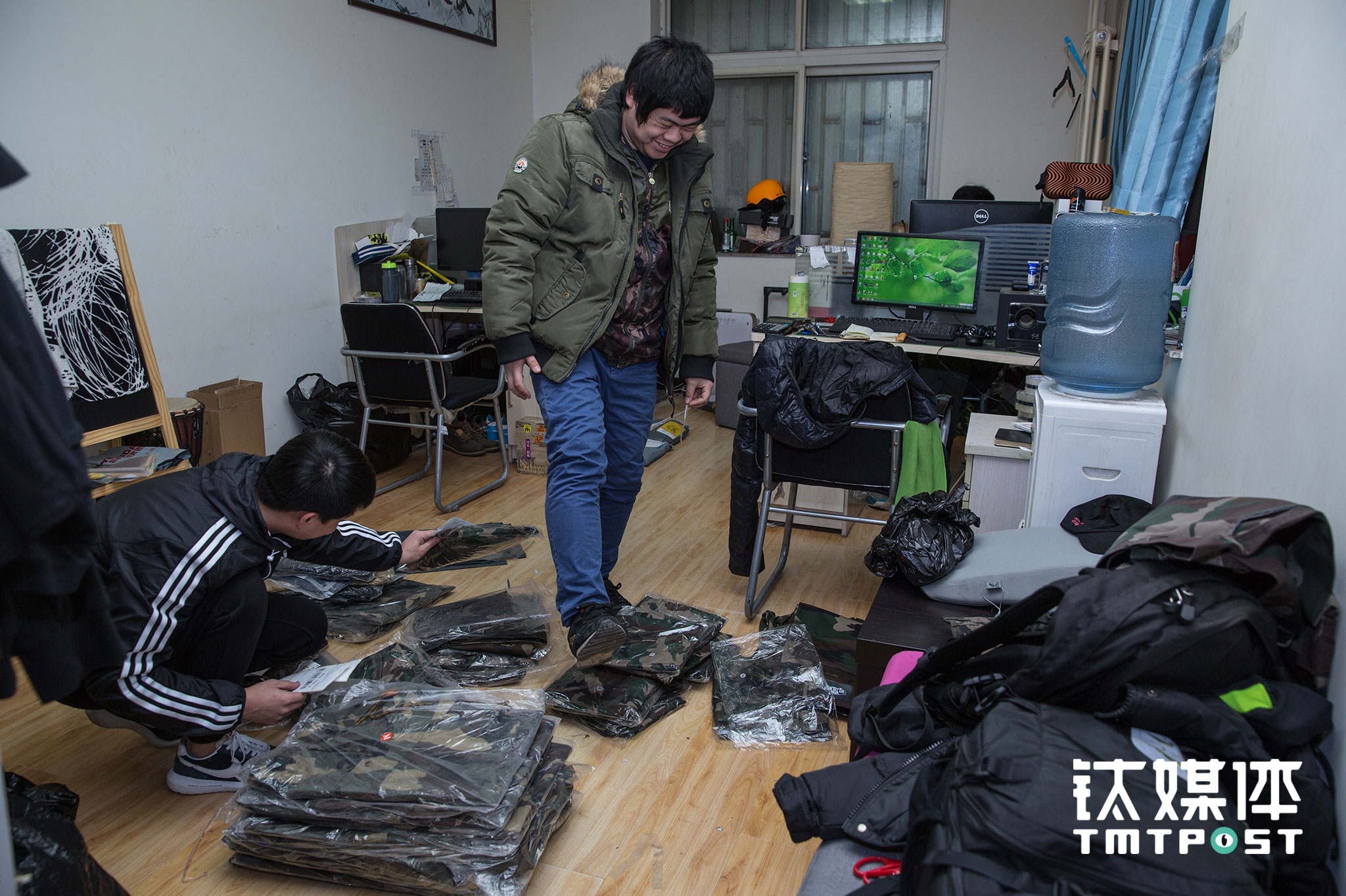 2017年3月8日下午，阳仔和小嵩在办公室将要发出的货打包。2015年之前，他们工作地点还在石头租住的居民房里；2015年生意非常好，大家准备扩充团队，便在位于明光桥附近的商务楼租了三间屋子作为办公室和仓库。