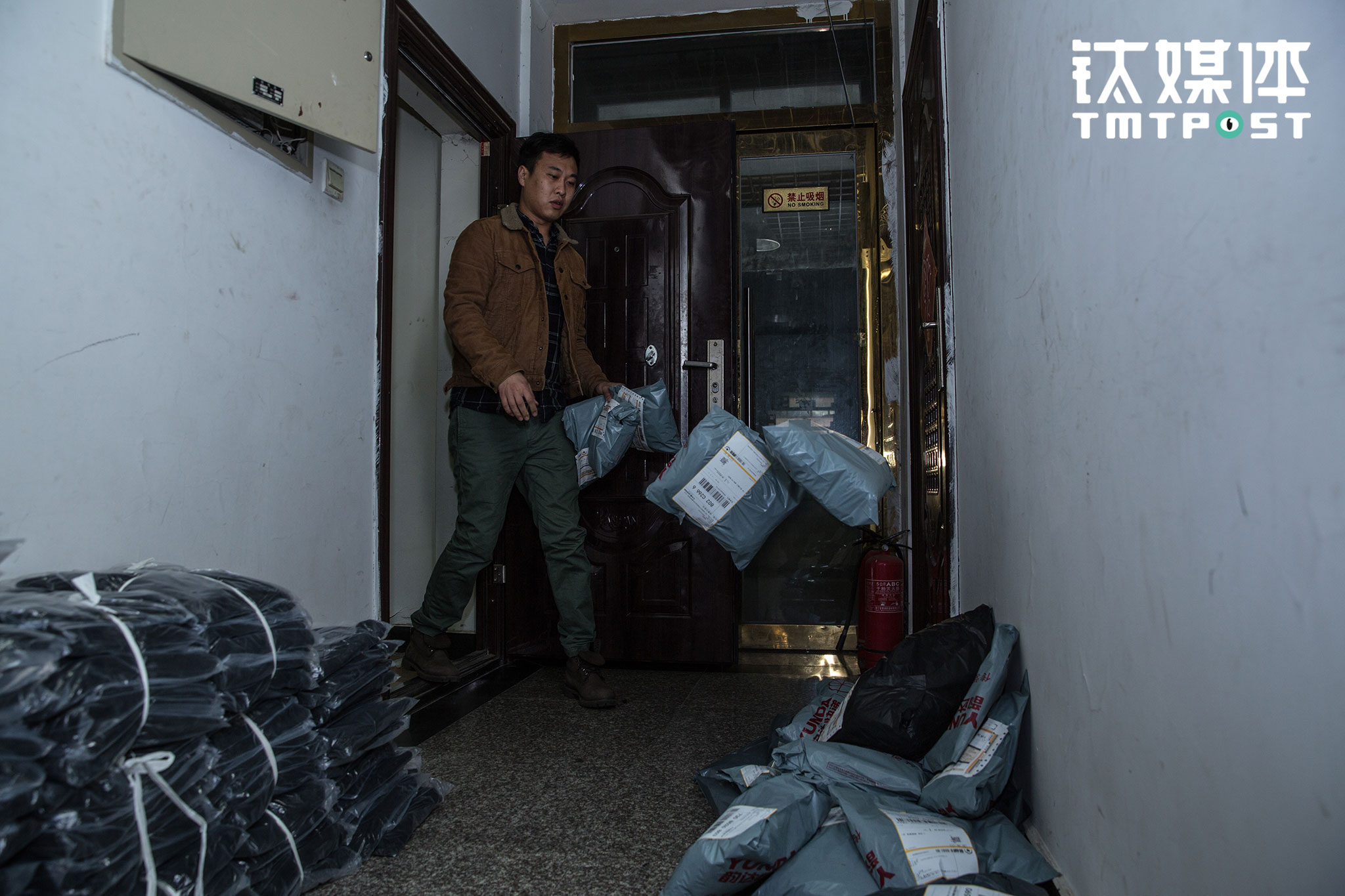 合伙人大冯和石头是大学室友。毕业后大冯先是在一家IT公司工作，后来石头邀约他合作开，大冯问怎么合作，石头提了&ldquo;一人投500块，各占一半股&rdquo;的简单办法。大冯加入后，和石头一起负责店面的推广、运营、摄影、美工。