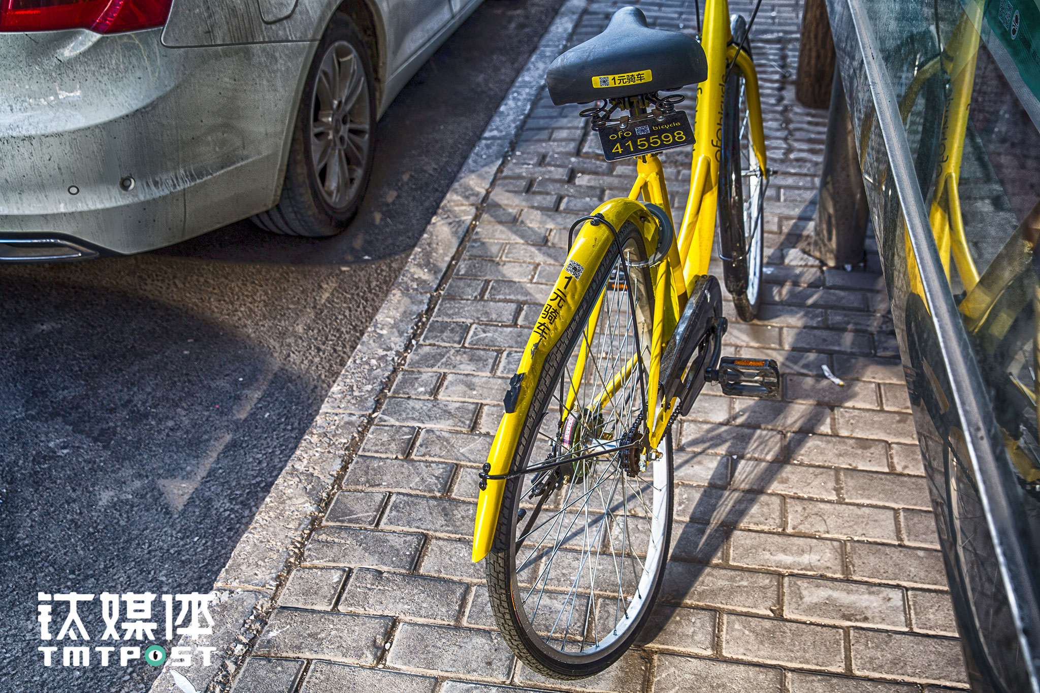 1月12日，北京，一辆后轮被汽车压过的ofo停在路边。