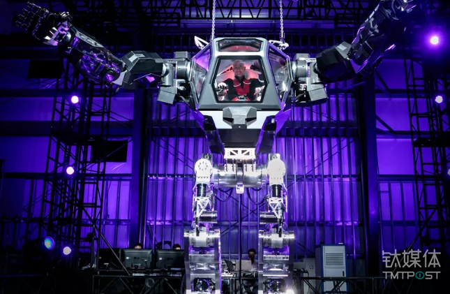 亚马逊CEO贝索斯亲自试驾人型机器人，仿佛高达现身！