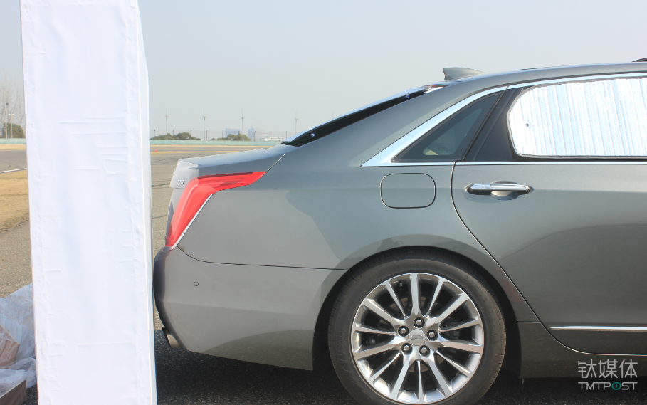 倒车时CT6自主刹停，距离障碍物1cm左右