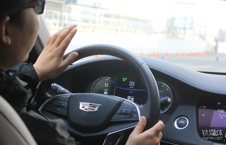 绿色速度标记表示CT6以上限100公里时速跟车