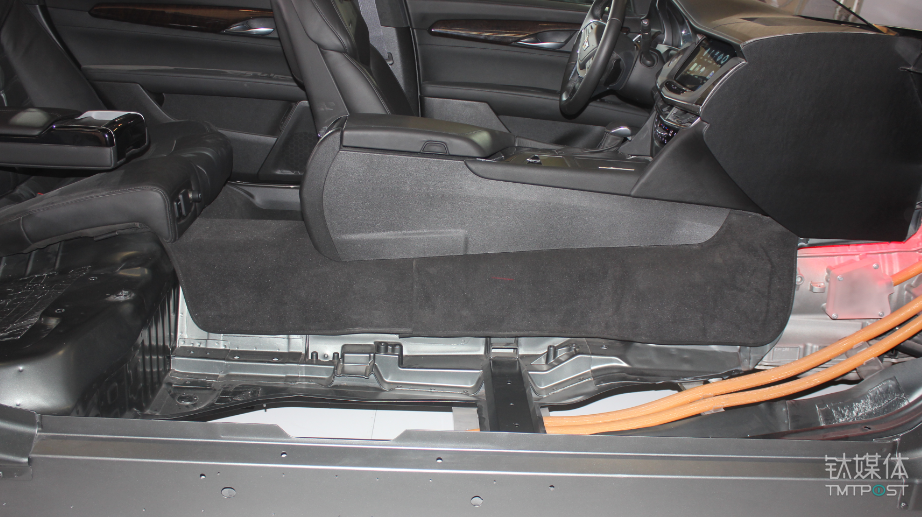 驾驶舱与底盘之间的隔音棉设计