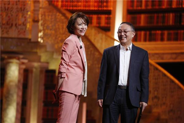 《朗读者》的爆红不是偶然，如何用文化综艺的外衣讲好一个故事？