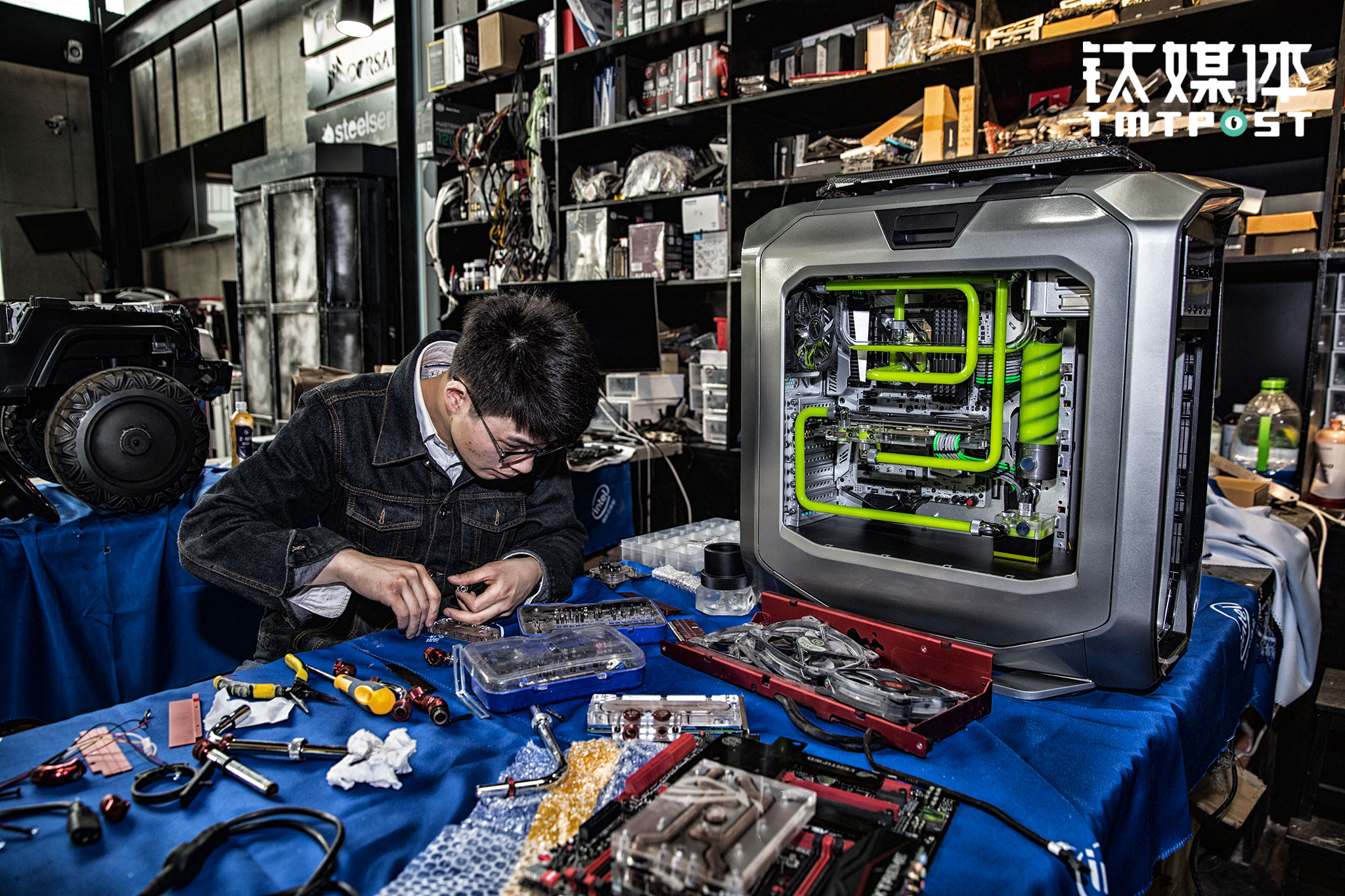 一名技术员在为一台美国队长主题的主机箱的制作做前期准备，他旁边是一名野马车主定制的主机箱，客户要求FUXK根据自己的野马车来设计这款主机。邢凯想通过FUXK去传递一种生活方式，&ldquo;传统PC都太古板了，比如买一台联想或者IBM，它并没有告诉我它有什么样的精神在里面，他背后的故事是什么，传递精神的电子产品太少了，我们想做一个传递精神、个性、小众文化的产品&rdquo;。