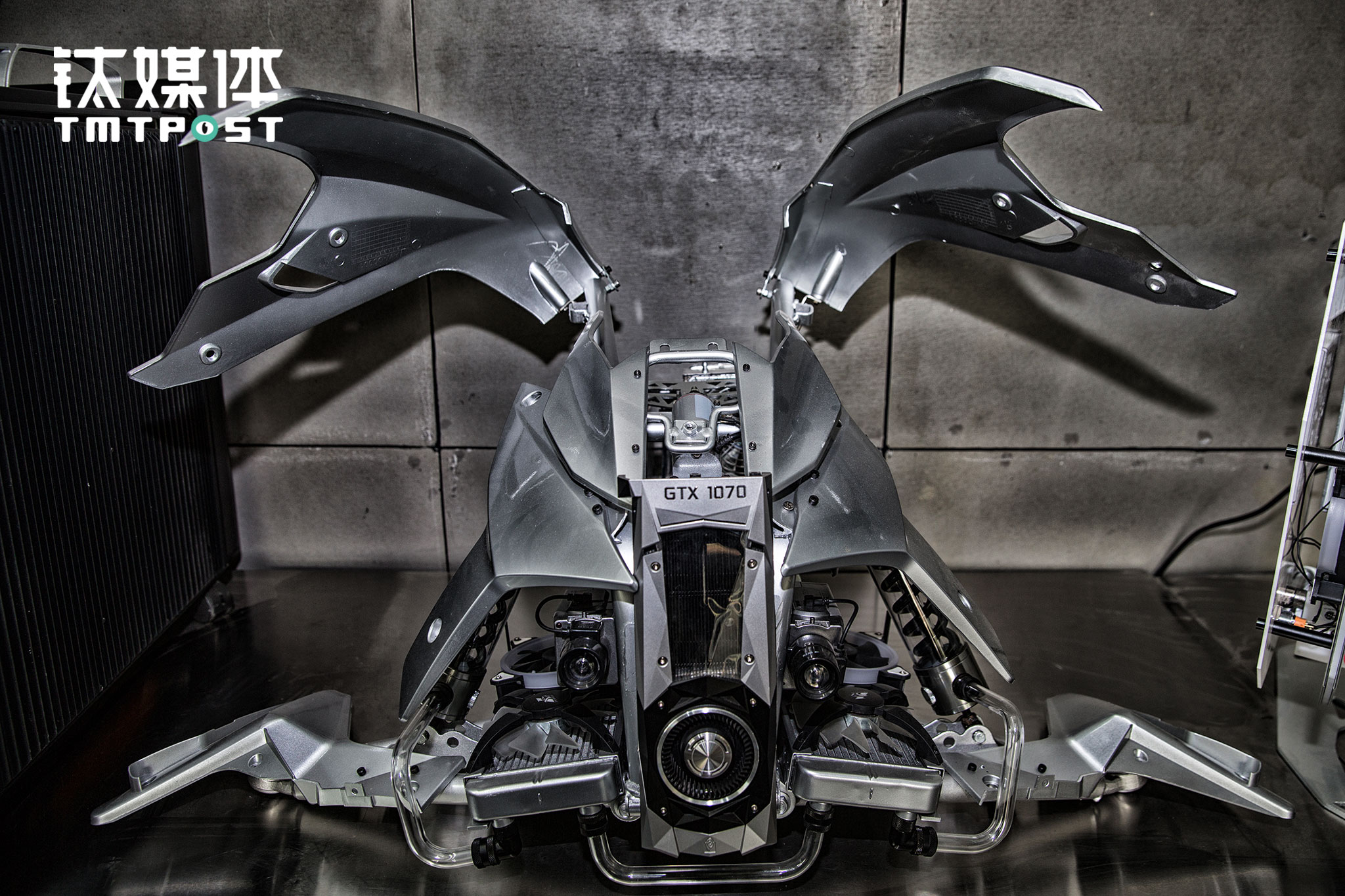 2017年4月5日，北京FUXK工作室，一台蝙蝠侠主题的MOD主机。邢凯凭借这台主机一举获得权威顶级PC机箱MOD改装赛事DCMM（Deutsche Casemod Meisterschaft，全德国机箱改造锦标赛）冠军。这台MOD主机的灵感来自蝙蝠侠座驾Batmobile，邢凯和团队花费了3个月才完成这一作品。