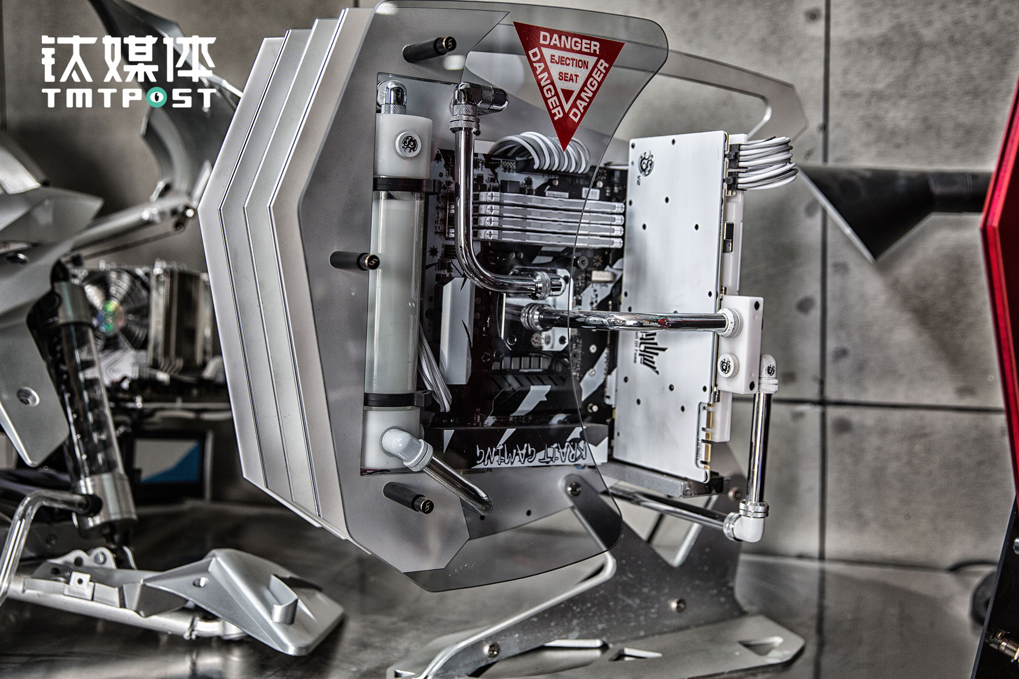 FUXK开始量产第一款主机，这款主机从研发到量产用了半年时间，将于5月份在京东发售，&ldquo;我们还会联合24个硬件品牌，推出我们自己配色的特别版产品&rdquo;。FUXK整机定制可谓IT产品中的奢侈品，价格从两万到几十万不等，不过也有售价1000左右的机箱。