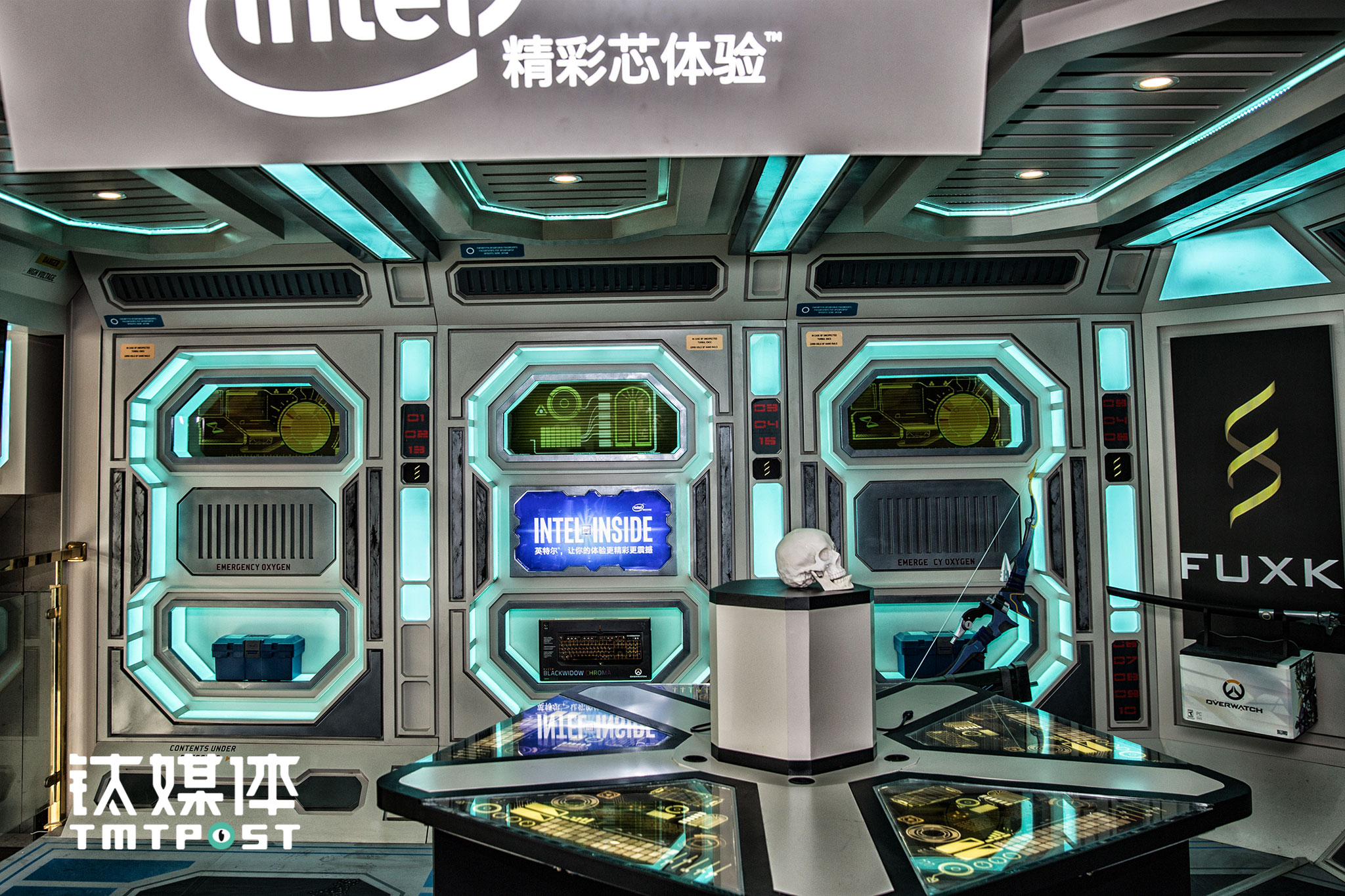 工作室二楼，intel赞助的《守望先锋》1：1场景模型，这里不定期会举行线下赛事和体验活动。