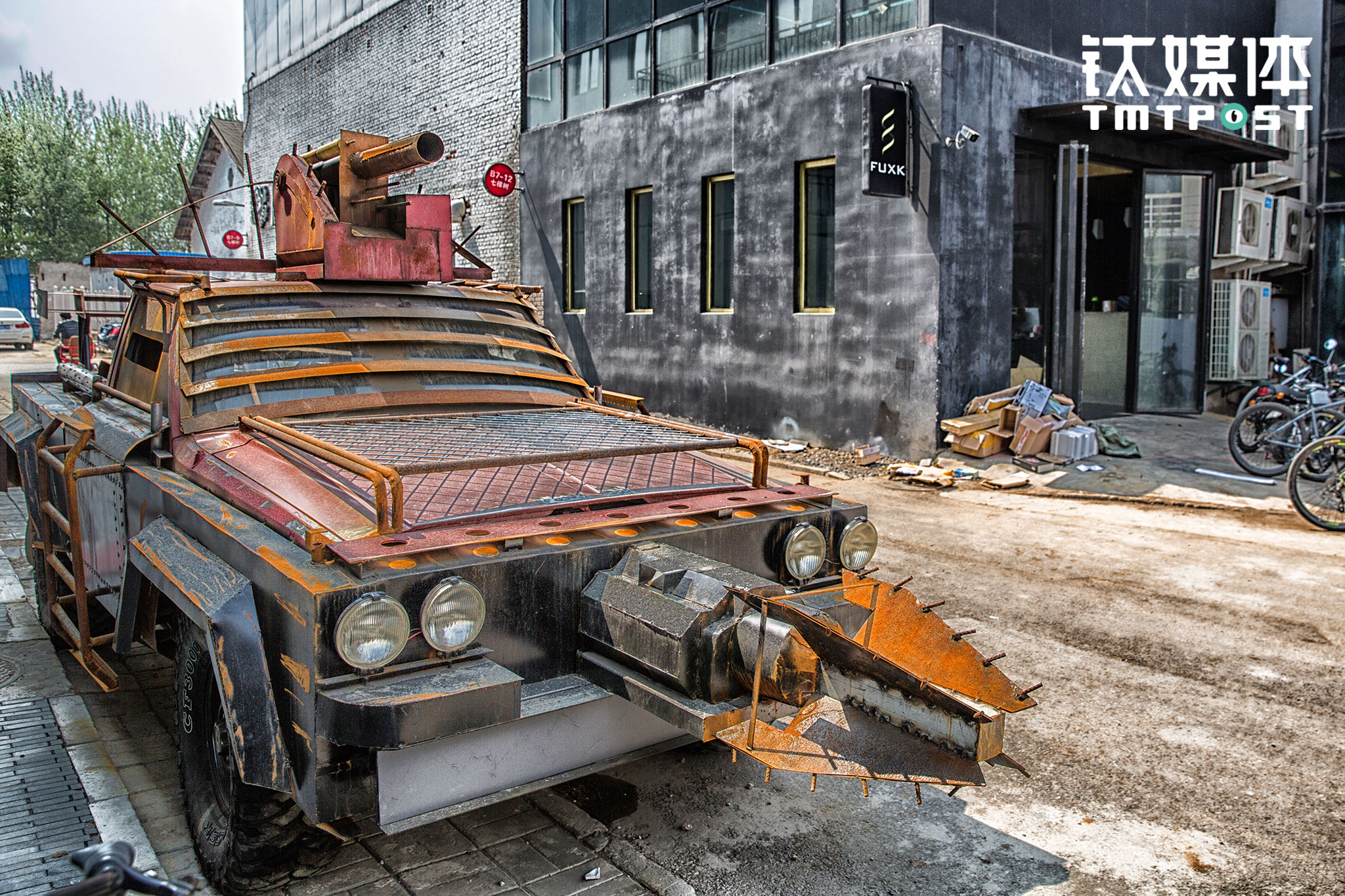 改车也是邢凯的一大爱好，他非常喜欢《疯狂麦克斯》里的那些工业感极强的车辆，于是就买了一辆二手吉普，和朋友一起按照电影里的原型对吉普进行改装。这辆改装车旁边，就是FUXK工作室，他们租到手的其实是一个厂房，大家觉得不好看，于是推倒重新按照预先的构想设计重新建起来的，FUXK上一个工作室，是北京北五环一个民工棚，邢凯和两名伙伴与几个民工合租的，每天晚上加班后三人去撸串，都会兴高采烈地聊起&ldquo;如果有钱了办公室要怎么设计&rdquo;这个话题，后来那些构想都实现了。