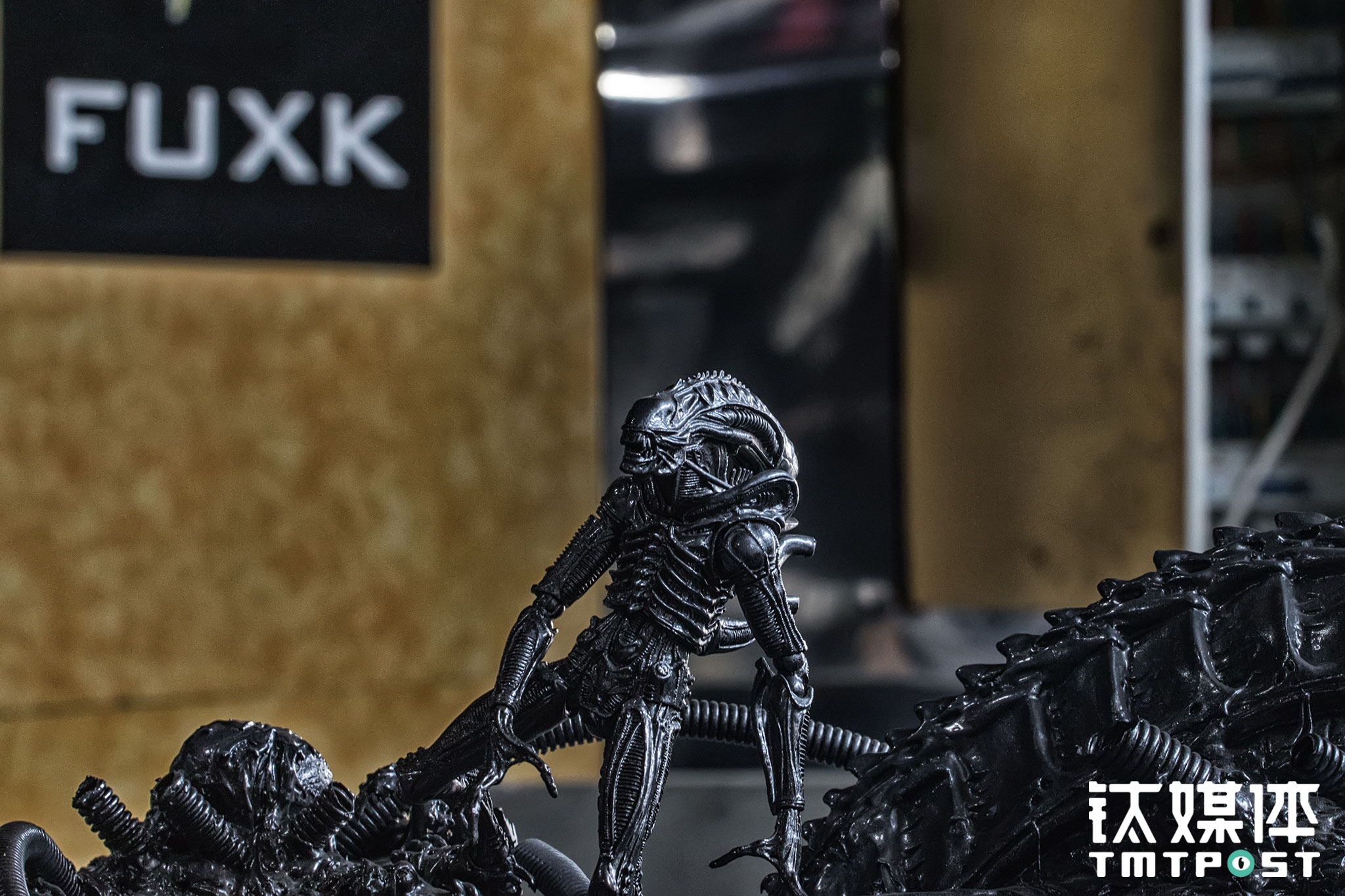 《异形》这台主机，邢凯和同事一起做了差不多两个月还没有完成，&ldquo;这个要慢慢做，需要几个人配合，纯手工的，心情好状态好的时候做一点，不然就停一下。&rdquo;FUXK制作主机的周期从一个星期到三个月不等，最长的是一个手工的飞船主题机箱，花费了一年时间。