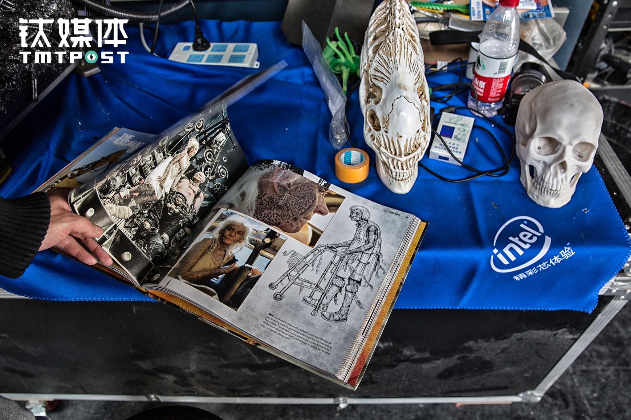 FUXK工作室内，设计师翻开《疯狂麦克斯》的原版设计图集。每做一个作品，他们需要把关于这个作品主题的背景全部掌握，曾经有一个客户为了做一个法拉利主题的整机，索性把法拉利开到FUXK工作室停了几个月。邢凯介绍，如果是做游戏主题的，他会先让参与人员先把游戏打通关，再找到游戏背后的故事，开始做作品。