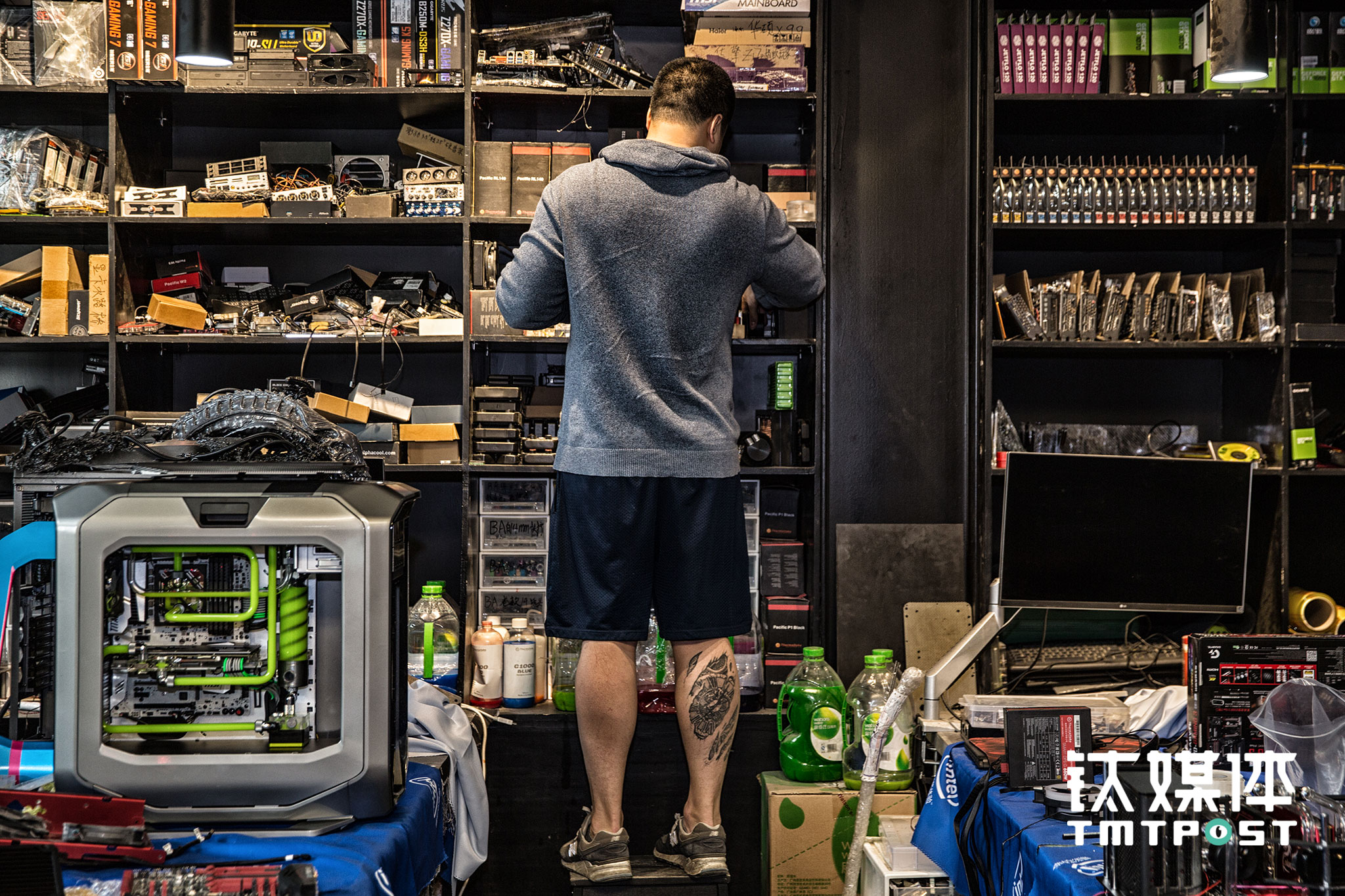 邢凯在配件架上寻找配件。IT市场上90%的厂商都是FUXK的赞助商，为他们提供配件。有些大厂商如intel还会为FUXK提供限量版的核心产品，或者在FUXK工作室举行新品发布会、体验展览等线下活动。