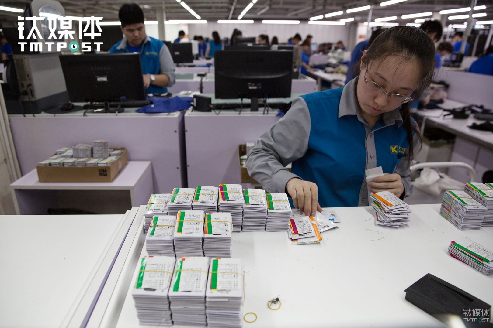 电子标签在红领的定制体系中，起到了数据的生成和传递的关键作用