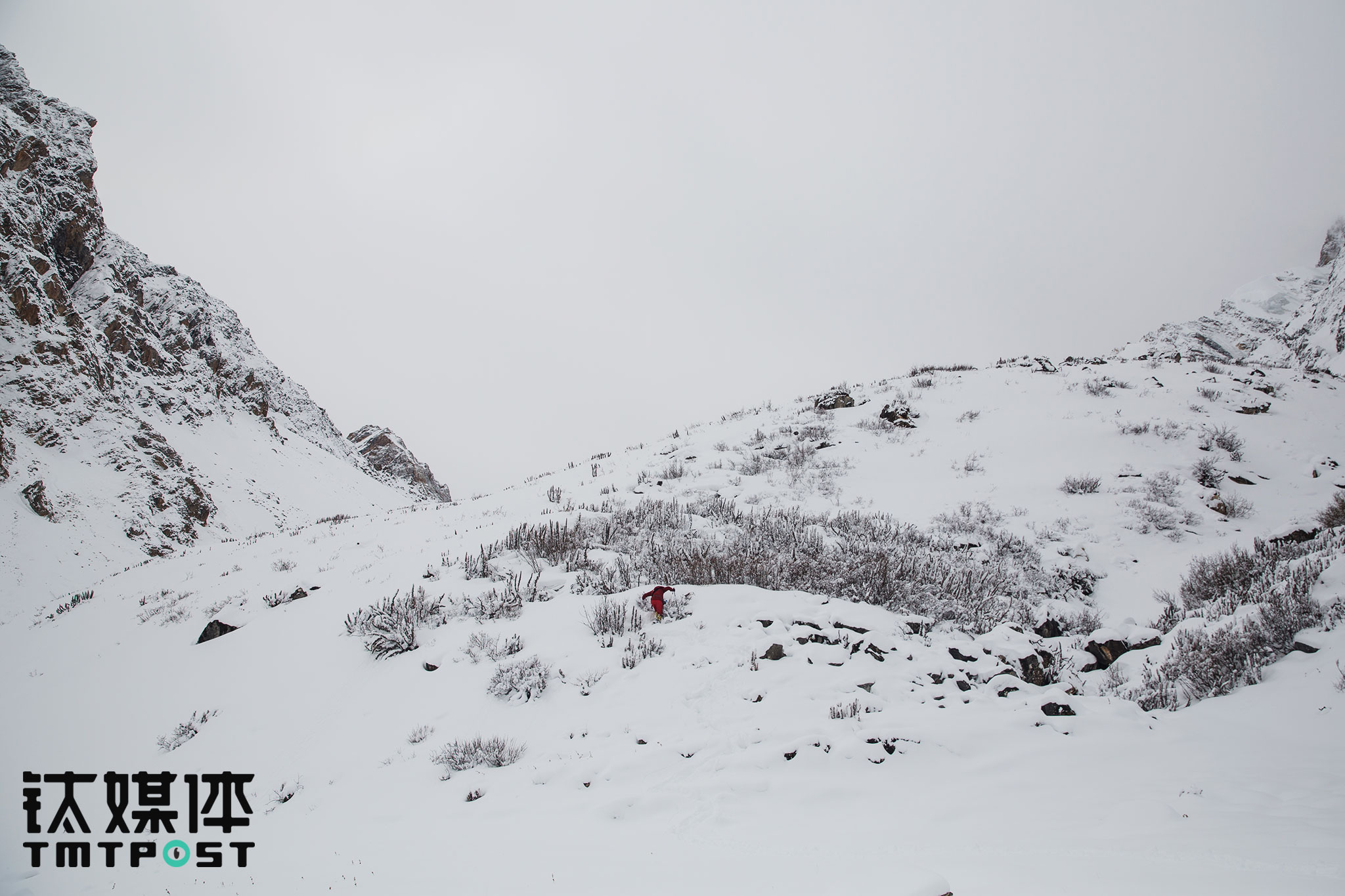 两天的积雪，让人在山上根本迈不开脚步。为了让队员少走冤枉路，一路上江湖不得不一次次只身探路。