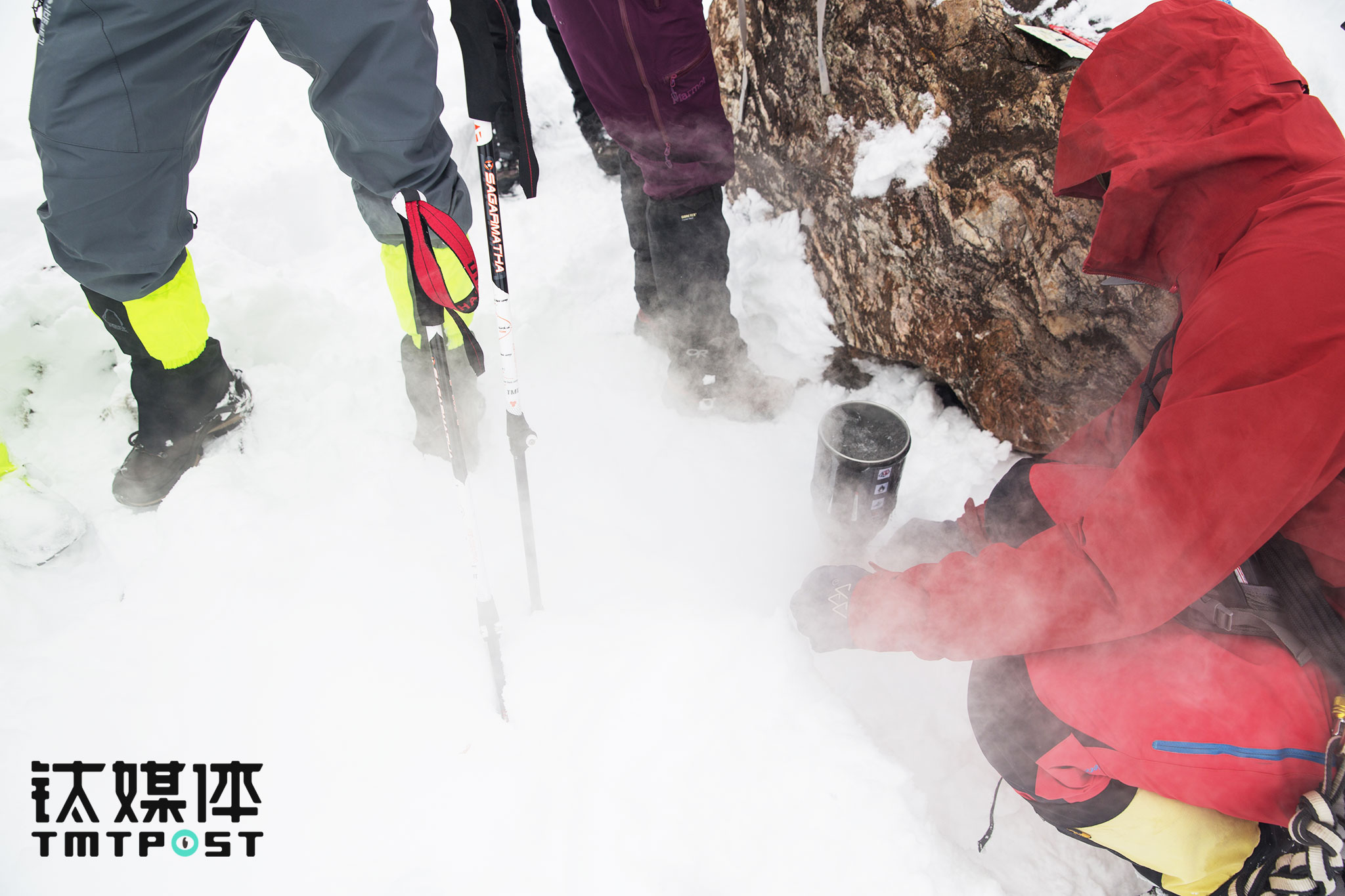 队伍赶到哈达木孜达坂底下开始补充食物和水分。靠谱的装备非常重要，户外活动产生的消费70%发生在装备采购和更换上。在冰天雪地3分钟化雪烧开水，一个市场价2000元左右的一体炉头可以做到，而无法达到这个效率的普通炉头只要不到200元。相对于在装备上的花销，户外玩家对商业队伍的服务价格选择却是抱着&ldquo;越低越好&rdquo;的心态，价格在1000-4000元的长线最受玩家青睐，&ldquo;现在户外市场普遍是低端化消费，报个低价团，自己背负所有物资，这导致很多服务和领队素质跟不上的俱乐部打低价牌来吸引队员，这有很大的安全隐患。&rdquo;
