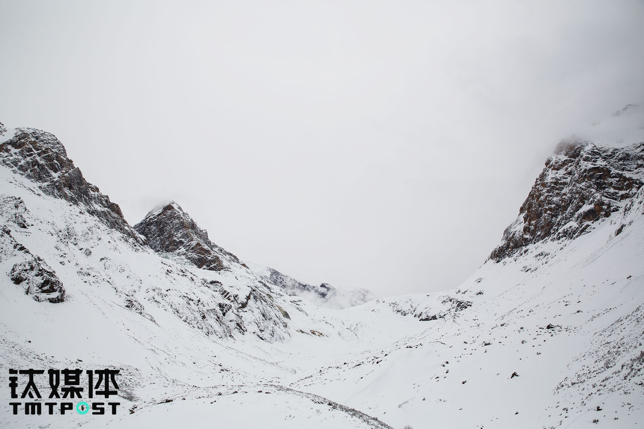 在哈达木孜达坂下，可以看见达坂上开始飘雪。哈达木孜达坂是南北疆分界线，气候变化无常的地方。眼看风雪就要过来，出于时间和安全的考虑，江湖决定带着大家迅速下撤回营地。作为一个领队，他最大的职责是&ldquo;安全&rdquo;两个字，&ldquo;安全是一切的基础，冒险不是户外的意义所在，把每个人平安带出山，是领队的职责&rdquo;。