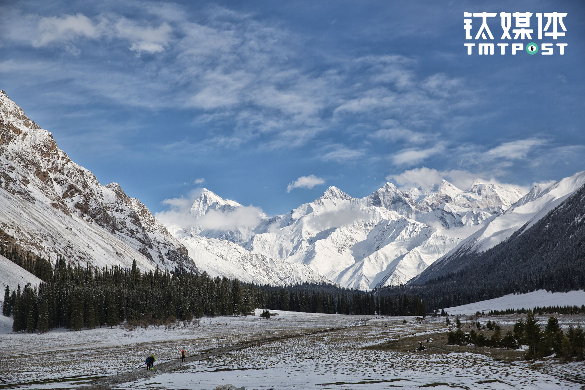 2017年5月2日，3名徒步者在新疆夏特古道，他们身后是巍峨的天山。