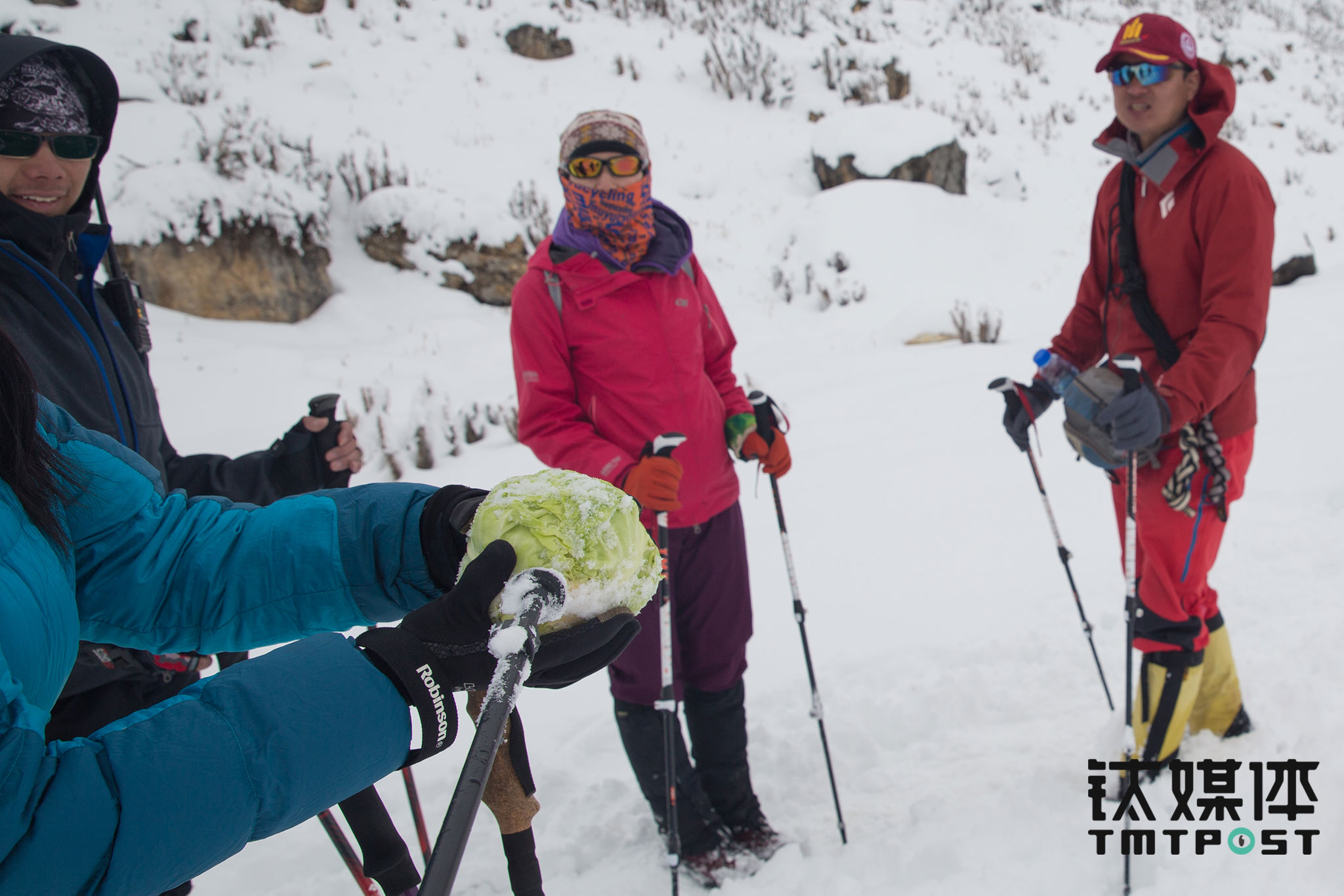 回程路上，队员捡到一颗大约2斤的包菜，这是其他队伍的队员丢下的。徒步路上，队员为了减轻背负重量而丢弃物品的事情很常见，&ldquo;还有人丢锅丢炉头，丢帐篷，甚至把相机直接送给别人了&rdquo;。