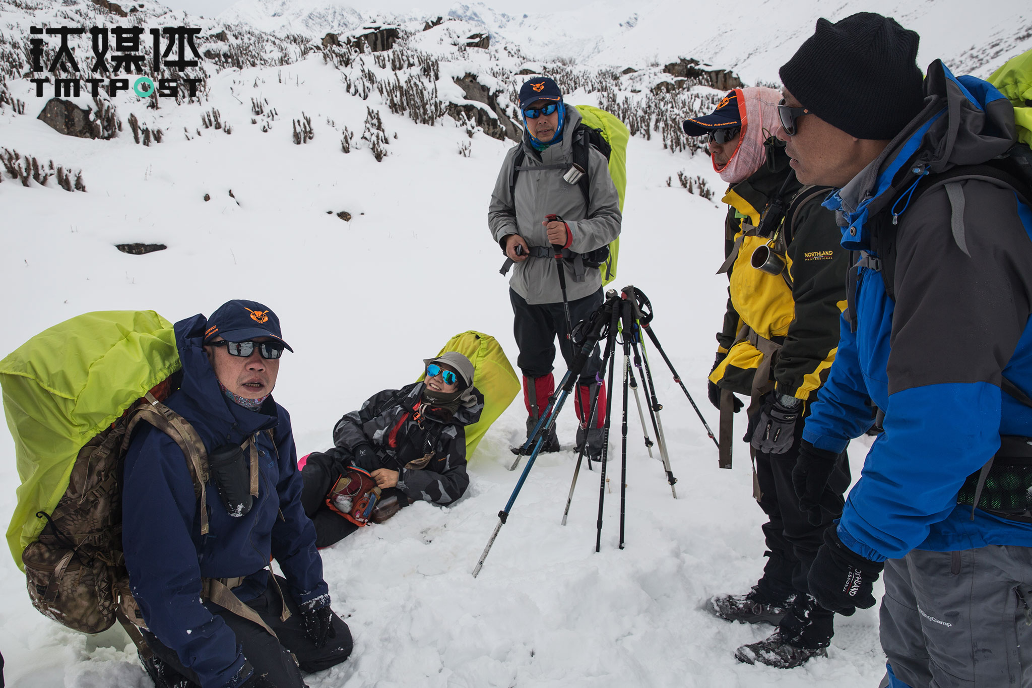 不论是虐还是轻松，到新疆徒步总会让一些人上瘾。返程路上遇到的这几位驴友，都不止一次地到新疆徒步。他们在休息的时候，准备拍摄一张全景照片。